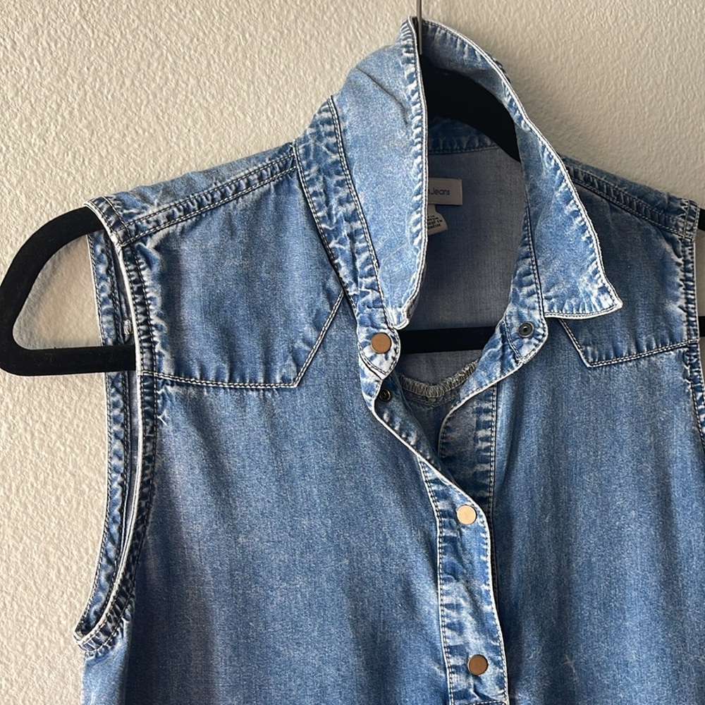 Calvin Klein jeans, sleeveless collared shirt, size XS/TP.  Snap button. - Picture 3 of 5
